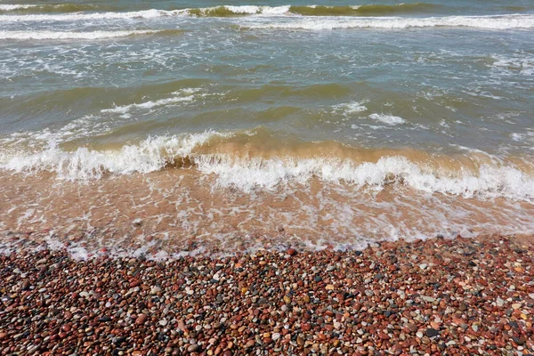 Mokre Kamienie Wybrzeże Plaża Powierzchnia Wody Morskiej Fale Rozpryski Piana — Zdjęcie stockowe