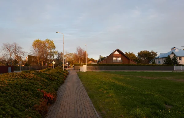 Tomma Gatan Asfalterad Väg Liten Stad Traditionella Och Moderna Hus — Stockfoto