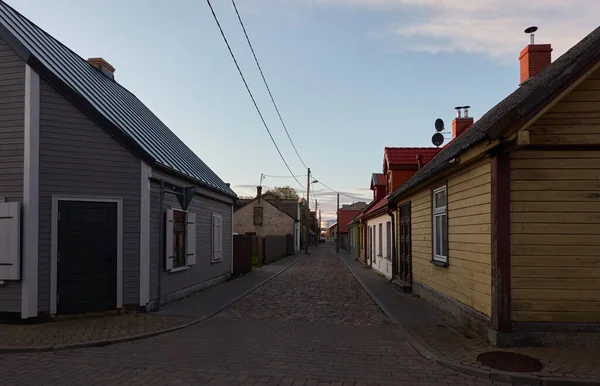 Prázdná Ulice Asfaltová Cesta Malého Města Vesnice Tradiční Moderní Domy — Stock fotografie