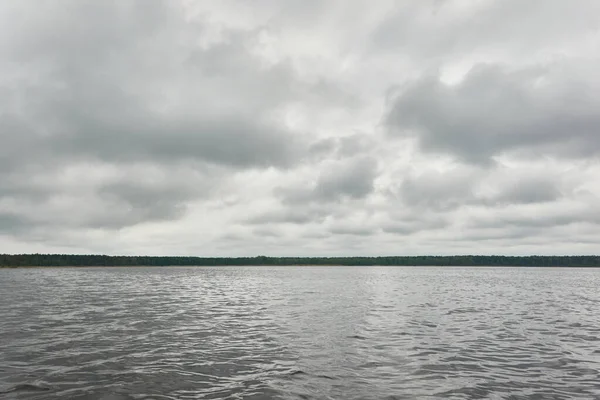 Panorámás Kilátás Parttól Egy Kristálytiszta Erdei Folyó Drámai Ragyogó Viharfelhők — Stock Fotó