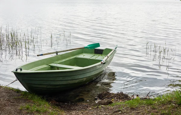 Kleines Grünes Boot Vor Anker Waldsee Skandinavien Transport Traditionelles Handwerk — Stockfoto