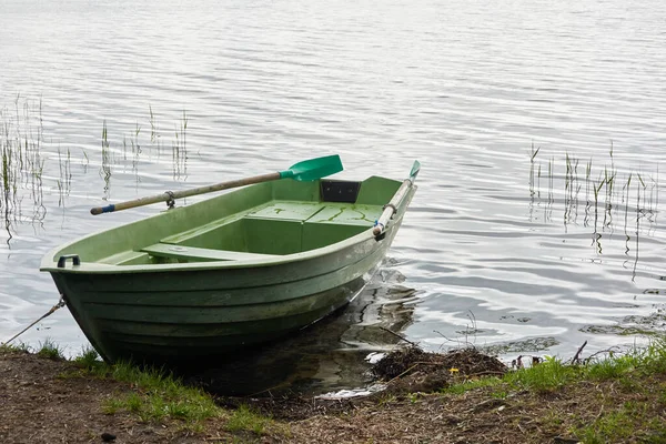 Kleines Grünes Boot Vor Anker Waldsee Skandinavien Transport Traditionelles Handwerk — Stockfoto
