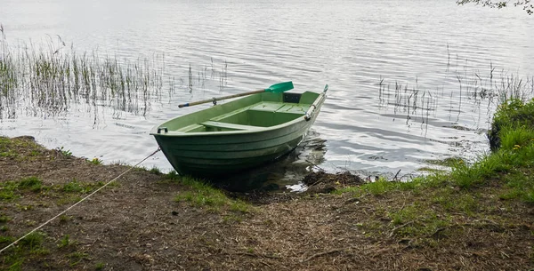 Mała Zielona Łódka Zakotwiczona Leśnym Jeziorze Skandynawia Transport Tradycyjne Rzemiosło — Zdjęcie stockowe
