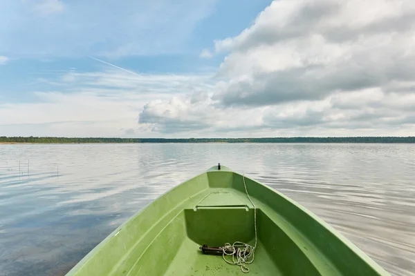 Roddar Liten Grön Båt Skogssjön Dramatisk Himmel Reflektioner Vatten Transport — Stockfoto