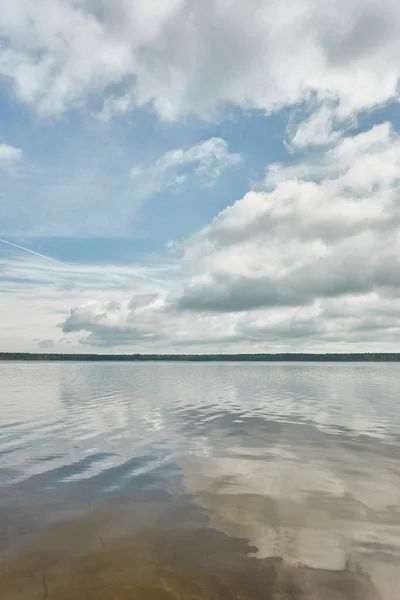 Blick Vom Ufer Eines Kristallklaren Waldsees Fluss Idyllische Landschaft Frühling — Stockfoto