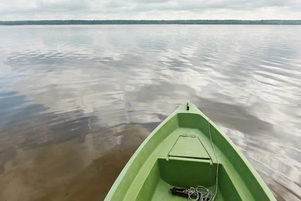 Ramer Petit Bateau Vert Sur Lac Forestier Ciel Dramatique Réflexions — Photo