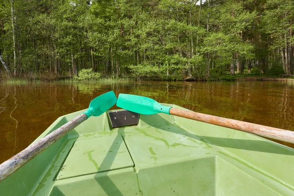 Liten Grön Båt Förankrad Skogssjön Skandinavien Transport Traditionellt Hantverk Rekreation — Stockfoto