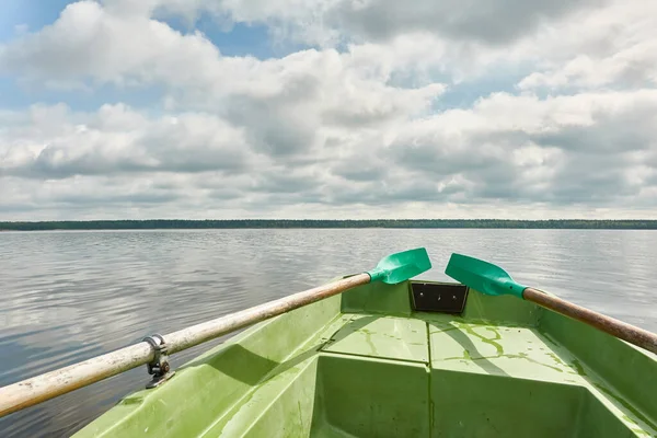 Roddar Liten Grön Båt Skogssjön Dramatisk Himmel Reflektioner Vatten Transport — Stockfoto