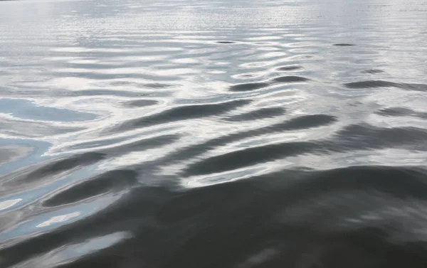 明亮的云彩在晶莹清澈的水中反射 摘要自然纹理 图形资源 环境主题 冥想的概念 — 图库照片