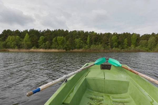 Kleine Groene Boot Verankerd Bos Meer Scandinavië Vervoer Traditionele Ambacht — Stockfoto