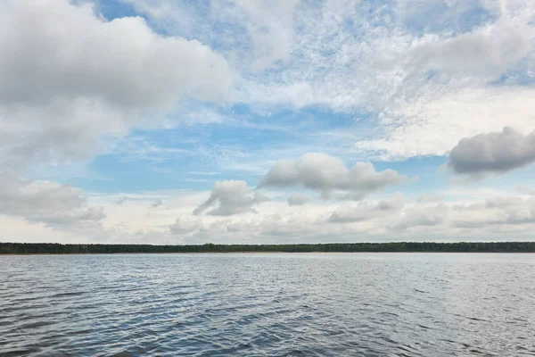 Blick Vom Ufer Eines Kristallklaren Waldsees Fluss Idyllische Landschaft Frühling — Stockfoto