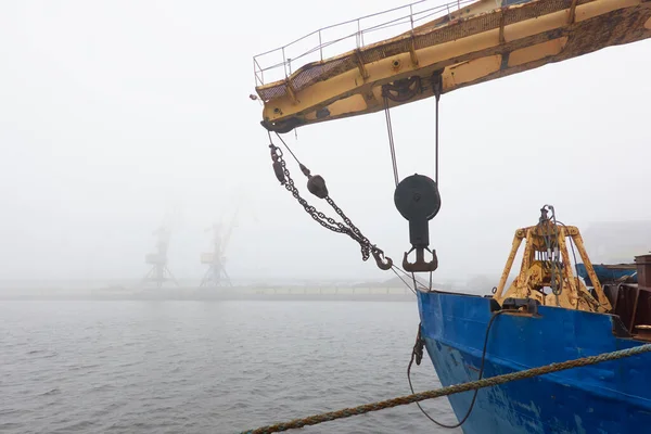 貨物港ターミナルに固定されたクレーン船 濃い白い霧 ベンスペル ラトビア バルト海 パノラマビュー 特殊機器 サービス 貨物輸送 — ストック写真
