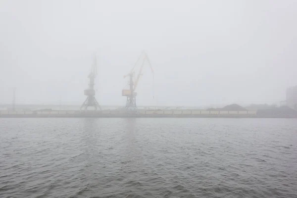 厚い白い霧の中で貨物ポートクレーン ベンスペル ラトビア バルト海 パノラマビュー サービス 貨物輸送 — ストック写真