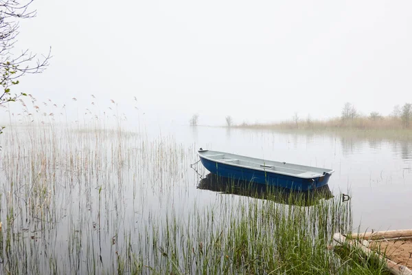 Small Fishing Boat Anchored Forest Lake Fog Rain Reflections Water — Stock Photo, Image