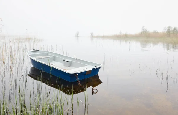 Kleine Vissersboot Verankerd Een Bosmeer Mist Regen Reflecties Water Vervoer — Stockfoto