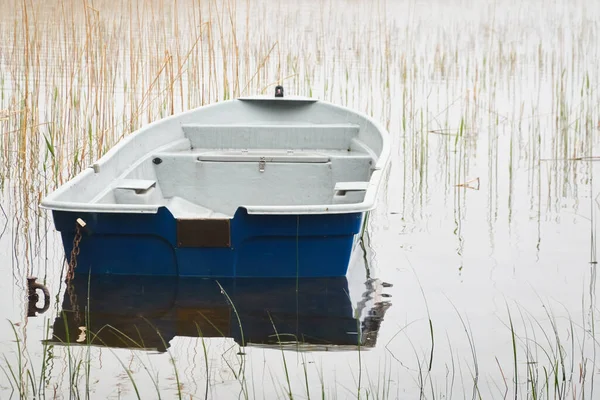 Small Fishing Boat Anchored Forest Lake Fog Rain Reflections Water — Stock Photo, Image
