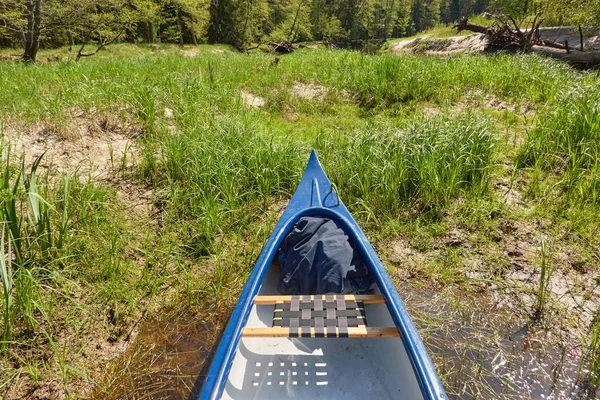 Blå Kanot Står Nära Sandstranden Stranden Floden Irbe Kurzeme Lettland — Stockfoto