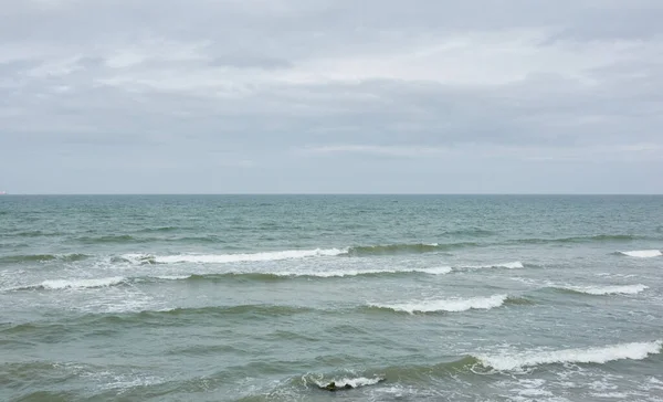 Oostzee Storm Zacht Zonlicht Wateroppervlaktextuur Neerstortende Golven Spatten Schuim Schilderachtig — Stockfoto