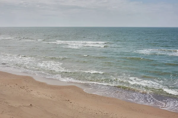 Güneşli Bir Bahar Gününde Baltık Kıyılarının Panoramik Manzarası Kumsal Kum — Stok fotoğraf