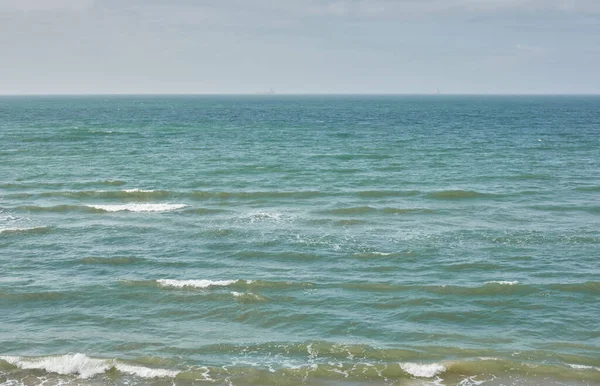 风暴过后的波罗的海海岸 柔和的阳光水面纹理 波纹和水花 风景如画的全景 Idyllic海景 — 图库照片