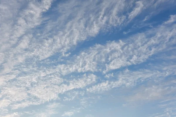 Clear Blue Sky Storm Glowing Cirrus Clouds Soft Sunset Light — Stock Photo, Image