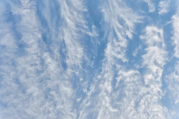 Clear Blue Sky Storm Glowing Cirrus Clouds Soft Sunset Light — Stock Photo, Image