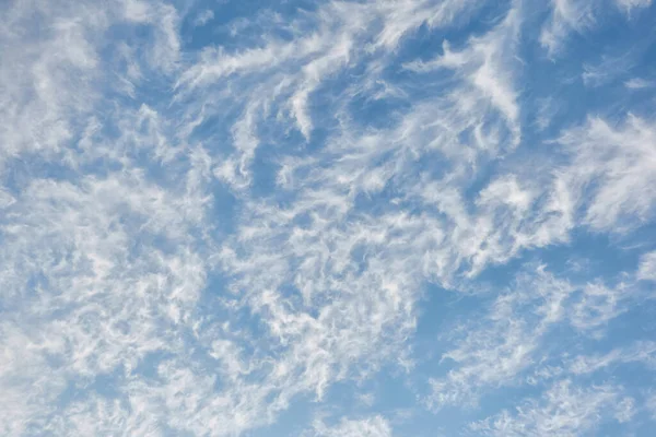 Clear Blue Sky Storm Glowing Cirrus Clouds Soft Sunset Light — Stock Photo, Image