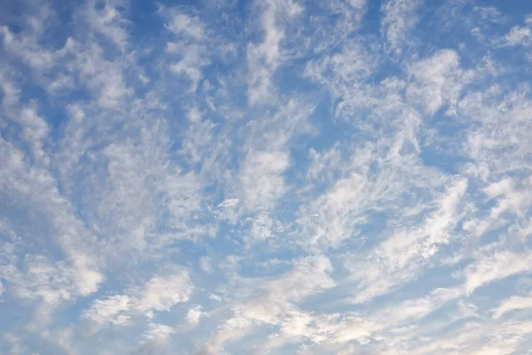 Clear Blue Sky Storm Glowing Cirrus Clouds Soft Sunset Light — Stock Photo, Image