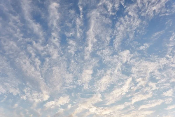 Cielo Azul Claro Después Tormenta Brillantes Nubes Cirros Luz Suave — Foto de Stock