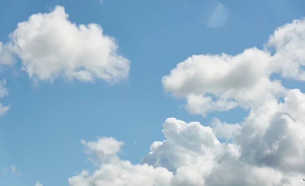 Chmurny Krajobraz Białe Ozdobne Chmury Miękkie Światło Słoneczne Czyste Błękitne — Zdjęcie stockowe
