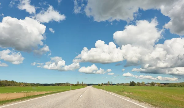 Uma Estrada Vazia Estrada Nova Asfalto Através Campo Floresta Nuvens — Fotografia de Stock