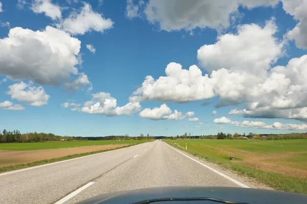 관통하는 간선도로 새로운 아스팔트 전에는 구름이 있습니다 외지의 — 스톡 사진