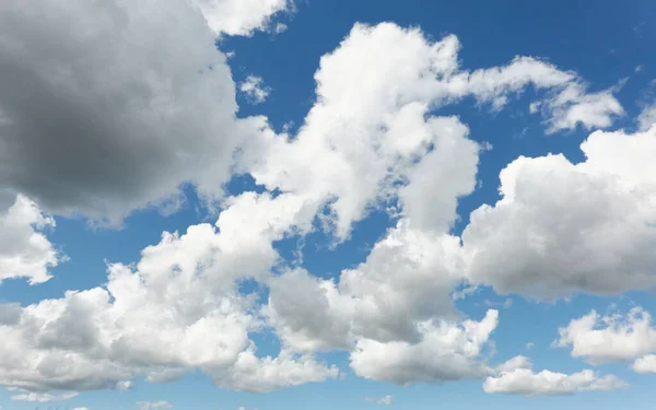 Wolkendecke Weiße Zierwolken Sanftes Sonnenlicht Strahlend Blauer Himmel Natürliche Muster — Stockfoto