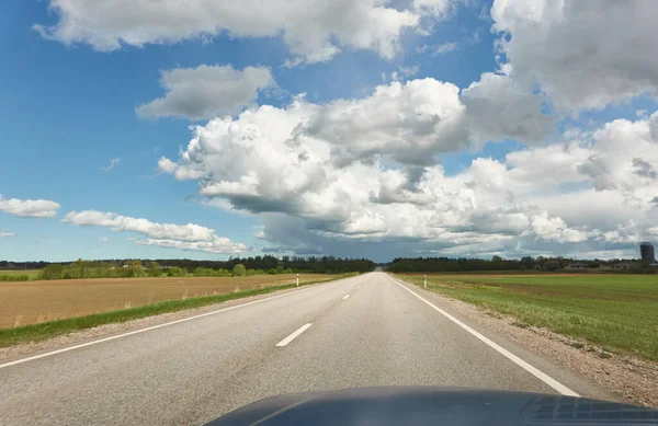 관통하는 간선도로 새로운 아스팔트 전에는 구름이 있습니다 외지의 — 스톡 사진
