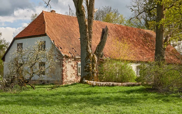 Eski Bir Taş Kırmızı Kiremit Çatı Ahşap Detaylar Yeşil Bahçe — Stok fotoğraf