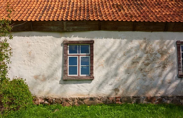 Una Vecchia Casa Pietra Tetto Tegole Rosse Dettagli Legno Giardino — Foto Stock