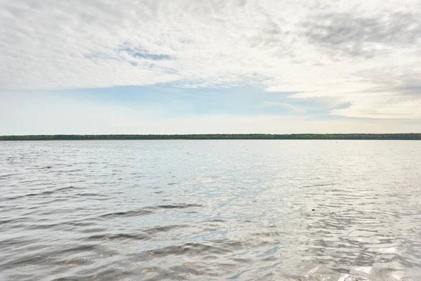 Île Dans Lac Forestier Rivière Réflexions Dans Eau Ciel Bleu — Photo