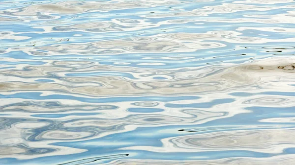 Odbicia Błękitnego Nieba Krystalicznie Czystej Wodzie Naturalna Faktura Tło Zasoby — Zdjęcie stockowe
