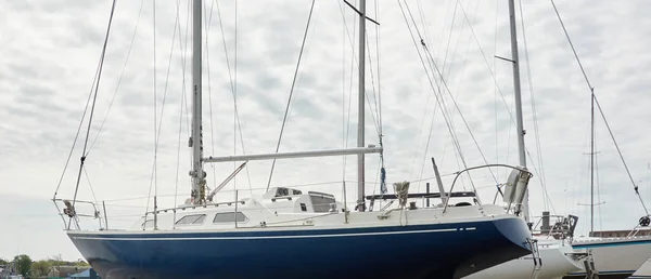 Sloop Bleu Gréé Voilier Debout Sur Terre Dans Yacht Club — Photo