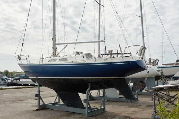 Sloop Blu Barca Vela Truccata Piedi Terra Uno Yacht Club — Foto Stock