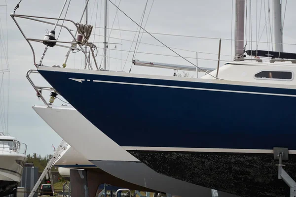 Blaue Schaluppe Getakelt Segelboot Land Einem Yachtclub Stehen Service Reparatur — Stockfoto