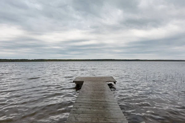 Λίμνη Φόρεστ Ξύλινη Αποβάθρα Βροχερός Ουρανός Βροχή Συννεφιασμένη Μέρα Άνοιξη — Φωτογραφία Αρχείου