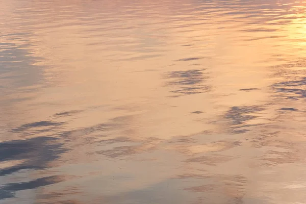 Waldsee Fluss Bei Sonnenuntergang Wasseroberfläche Reflexionen Natürlicher Spiegel Rosa Und — Stockfoto