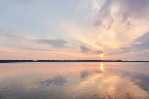 Lago Del Bosque Atardecer Luz Solar Suave Brillantes Nubes Rosadas — Foto de Stock