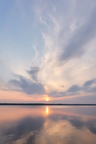 Lago Floresta Pôr Sol Luz Solar Suave Rosa Brilhante Nuvens — Fotografia de Stock