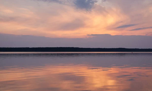 Lago Del Bosque Atardecer Luz Solar Suave Brillantes Nubes Rosadas — Foto de Stock