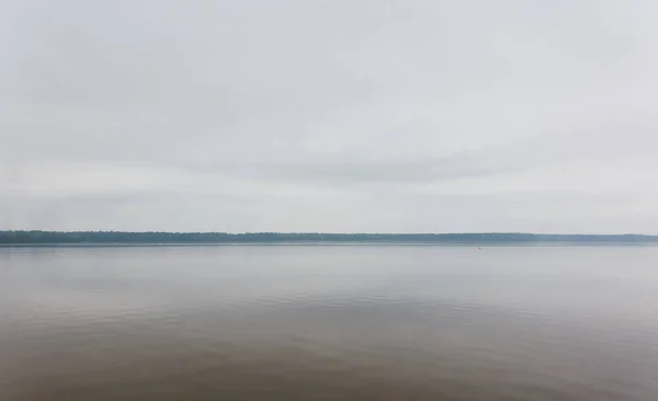 Лесное Озеро Мрачное Небо Дождь День Пасмурный Весна Раннее Лето — стоковое фото