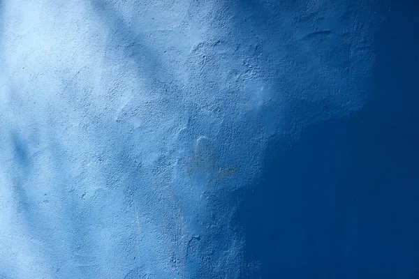Beton Duvar Dokusu Mavi Tonlar Gölgeler Yumuşak Güneş Işığı Doğal — Stok fotoğraf