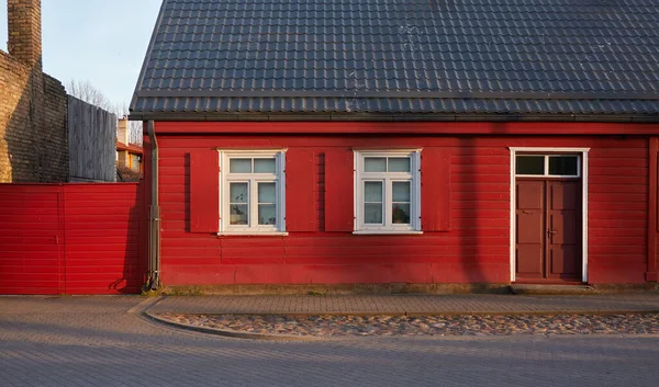 木制乡间别墅外部 经典的建筑传统 法鲁红色染料斯堪的纳维亚 房地产开发 生活方式 — 图库照片
