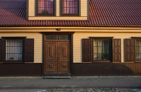 现代木制房子的外部 经典的建筑传统 房地产开发 生活方式 — 图库照片